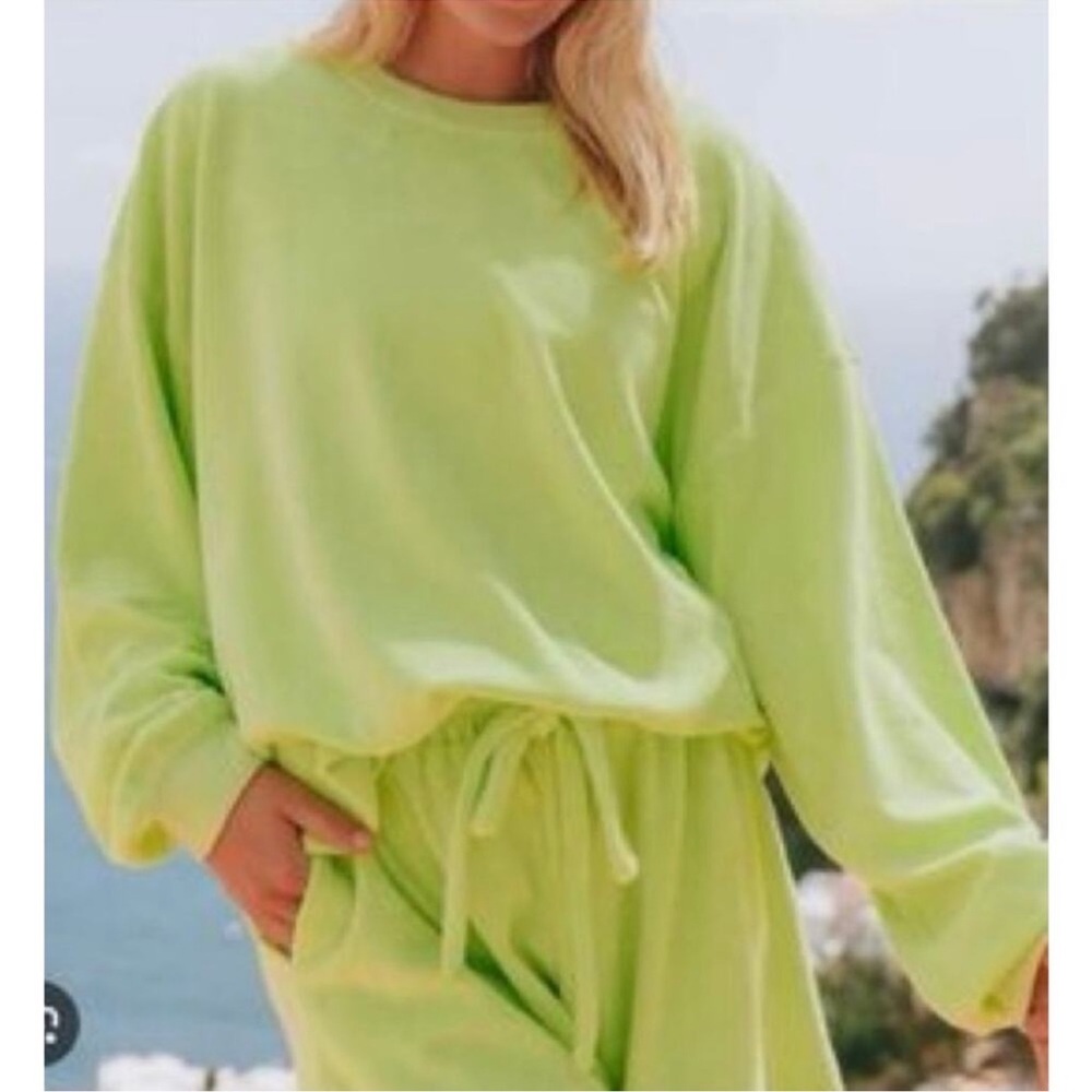 Daily Drills Oversized Terry Crew Pullover Sweatshirt
Neon XS / Small